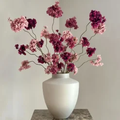 Beige matte vaas met bloesem boeket burgundy roze