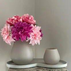 Beige matte vaas met roze fuchia dahlia’s