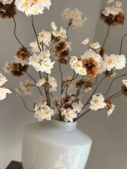 Beige vaas met beige bruine zijden bloesemtakken