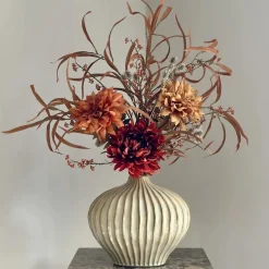 Beige vaas met herfst boeket