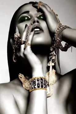 Glasschilderij Grijze vrouw met sierraden 110x160cm