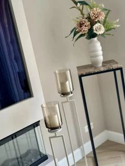 Luxe beige vloerkandelaren set van 2 met taupe windlichten