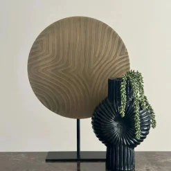 Vensterbank of side table decoratie set goud zwart vaas met erwtenplant en ornament